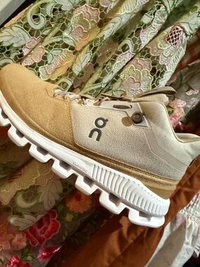 On Cloudtech size 7 women’s suede tennis shoes - worn once